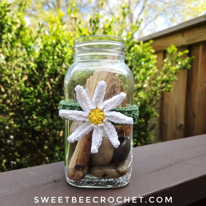 Free Delightful Daisy Mason Jar Decor Crochet Pattern